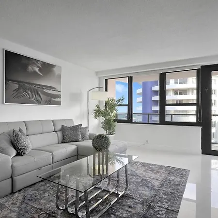 Cozy Beachfront 2 Bdr & 2 Ba Miami Beach Condo